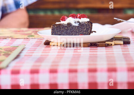 Mohn hausgemachte Kuchen mit Himbeeren und Sahne Stockfoto