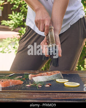 Koriander Würze in die frischen Lachs Schicht hinzugefügt hatte Stockfoto