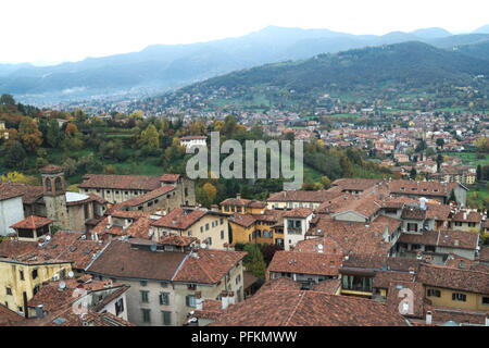 Italien, der mittelalterlichen Oberstadt von Bergamo in der Lombardei. Dächer und eine Ansicht von oben Stockfoto