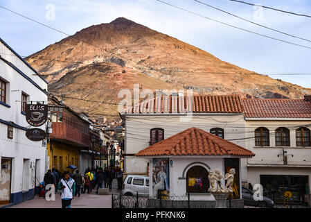 Kolonialen Straßen mit dem Hintergrund der Cerro Rico Berg, in Potosi, Bolivien Stockfoto