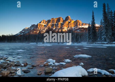 Ein wintermorgen am Schloß Berg in Banff National Park, Alberta, Kanada Stockfoto