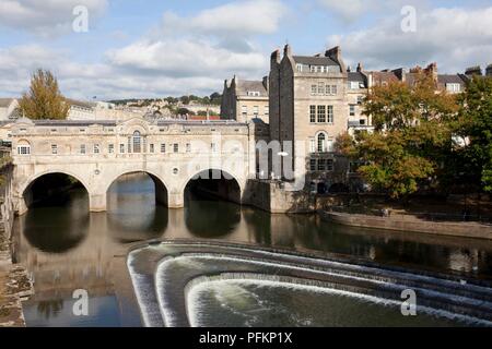 Grossbritannien, England, Somerset, Badewanne, Blick auf die Pulteney Bridge und Wasserfall Stockfoto