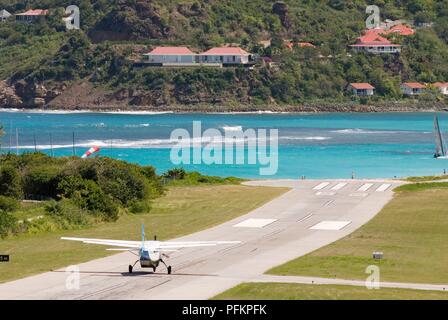 St Barthelemy, Flugzeug auf der Landebahn durch das Meer Stockfoto