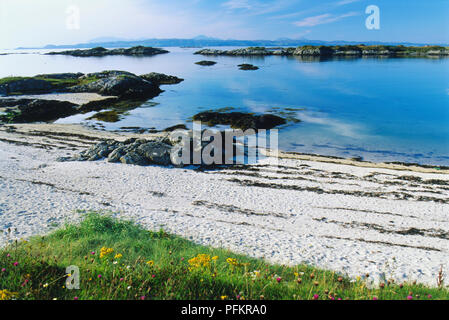 Großbritannien, Schottland, Morar, Blick auf weißen Sand, die von einem ruhigen Meer. Stockfoto
