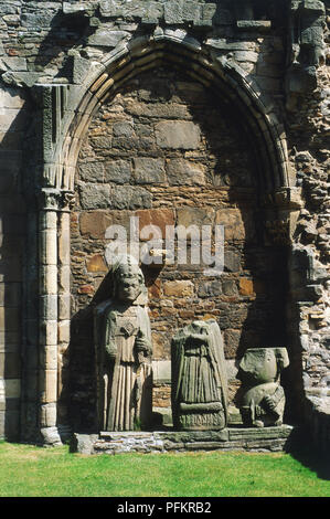 Großbritannien, Schottland, Moray, Elgin Cathedral, Detail der Statue in gotischer Bogen des zentralen Turm. Stockfoto