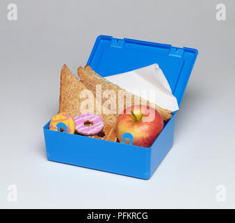 Ein Lunchpaket mit einem Apple, Sandwiches, Kekse, Servietten Stockfoto