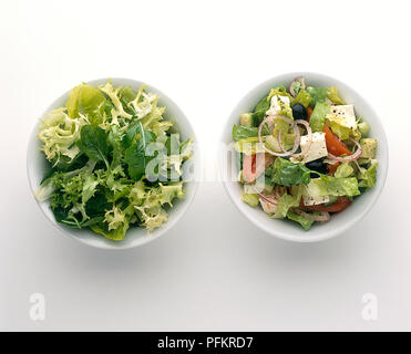 Zwei Schüsseln Salat, grüner Salat und Griechischer Salat, Ansicht von oben Stockfoto