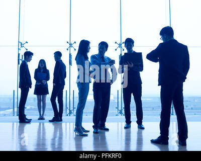 Silhouetten der asiatischen Menschen, die Diskussion von im modernen Büro. Stockfoto