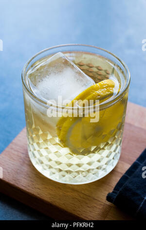 Irish Ale-Cocktail mit Ingwer Bier, Zitrone und Eis. Alkoholische und nicht alkoholische Getränke. Stockfoto