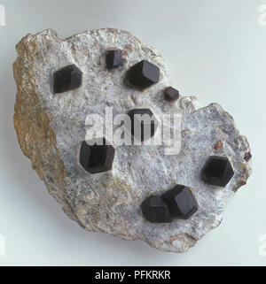 Almandin granat Kristalle in Glimmer Schiefer groundmass Stockfoto