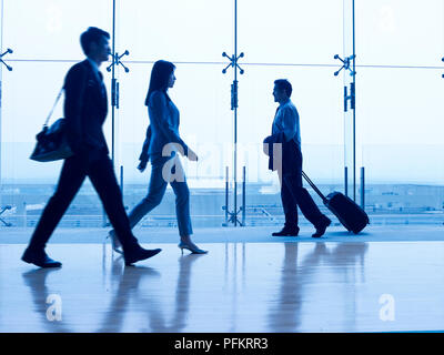 Asian Business Menschen zu Fuß im Flughafenterminal, Fokus auf den Hintergrund. Stockfoto