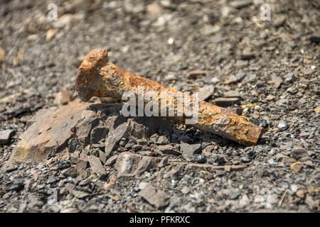 Nahaufnahme eines alten Eisen Schraube in der Industrie auf den Überresten einer Zeche verderben Tipp verwendet Stockfoto