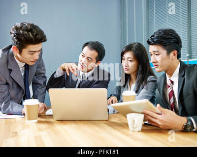 Asiatische corporate Leute treffen im Büro diskutieren Geschäft mit Laptop. Stockfoto