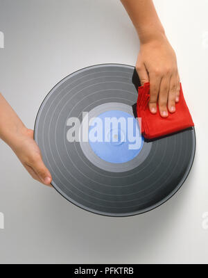 Hand vinyl Record mit Lappen reinigen Stockfoto