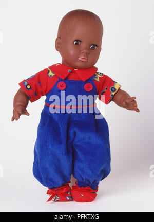 Ständigen Kunststoff baby doll in blauen und roten Outfit gekleidet, Vorderansicht Stockfoto