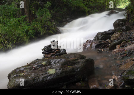 ZEN BALANCING ROCKS IN DER NÄHE VON FLUSS Stockfoto