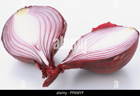 Rote Zwiebel in Scheiben geschnitten, zeigt Querschnitt und unverwechselbaren papery rote Haut. Stockfoto
