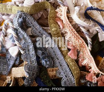 Eine Auswahl von Rosa, Blau, Weiß und Gold Verkleidungen gemischt Stockfoto