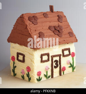 Torte in Form einer Hütte eingerichtet mit buttercream Vereisung Stockfoto