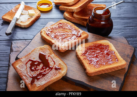 Herzhafte Toast zum Frühstück mit Butter vegemite - gesunde ernährung Verbreitung von übrig gebliebenen Brauereien Hefe mit Gemüse und Gewürze Extrakt, Ansicht von Stockfoto