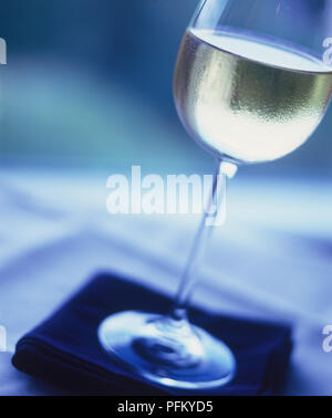 Abgewinkelt Bild von einem Glas Weisswein. Stockfoto