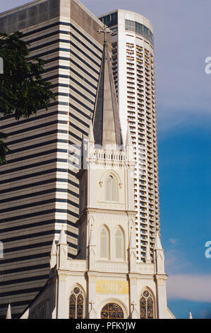 Singapur, Chijmes, im gotischen Stil erbauten ehemaligen Kapelle, einem ehemaligen Kloster Schule und kontrastieren mit Metall verkleidet Raffles City, graues, modernes Hochhaus. Stockfoto