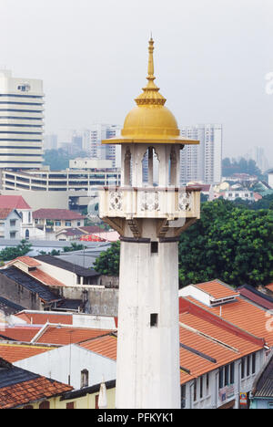 Singapur Kampong Glam, die Sultan Moschee, in der Nähe von einem der vier Türme an der Ecke Minarett der Moschee, schlanke weiße Welle mit Gold-farbigen Dome, Stadtbild von Dächer, Baumkronen und Hochhäusern im Hintergrund. Stockfoto