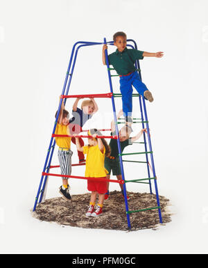 Spielende Kinder Klettergerüst Stockfoto