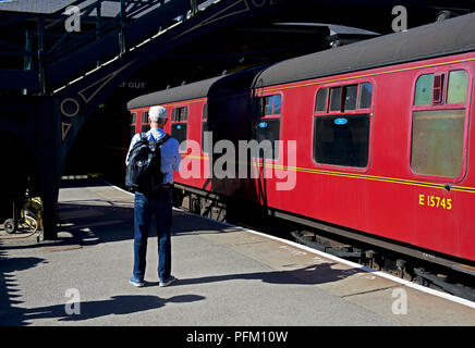 Zug in Pickering Station, auf der North York Moors Railway, North Yorkshire, England, Großbritannien Stockfoto