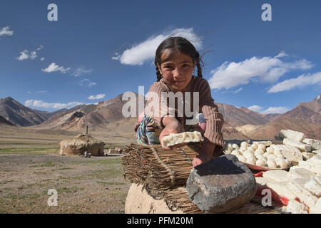 Kirgisische Mädchen Vorbereitung kaiymak Käse in der Pshart Tal, Tadschikistan Stockfoto