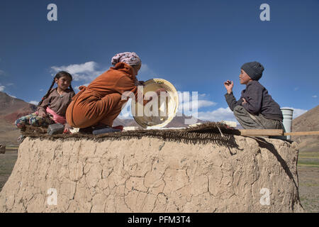 Kirgisische herding Familie machen kaiymak Käse in der Pshart Tal, Tadschikistan Stockfoto