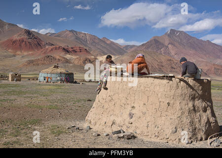 Kirgisische herding Familie machen kaiymak Käse in der Pshart Tal, Tadschikistan Stockfoto