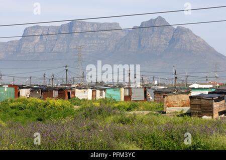 Südafrika, Kapstadt, Langa Township, Baracken gegen Tafelberg eingestellt Stockfoto