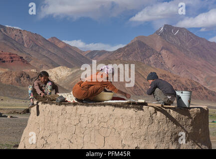 Kirgisische herding Familie machen kaiymak Käse in der Pshart Tal, Tadschikistan Stockfoto