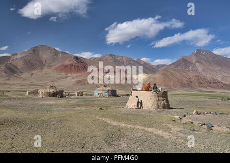 Kirgisische herding Familie machen kaiymak Käse in der Pshart Tal, Tadschikistan Stockfoto