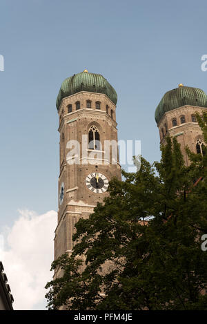 Hohe Türme der Kirche Frauenkirche in München, Deutschland, mit grünen Dächern. München Sehenswürdigkeiten Stockfoto