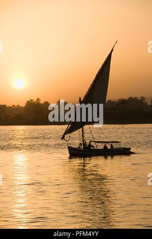 Ägypten, Luxor, Feluke auf dem Nil bei Sonnenuntergang Stockfoto