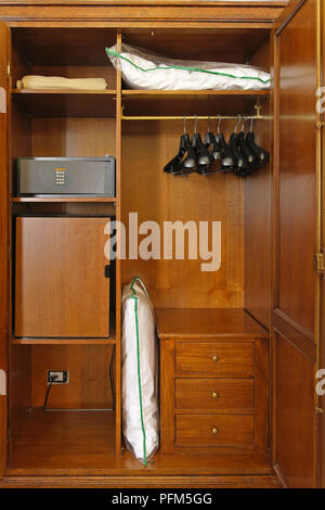 Hotel-Schrank mit Safe und Kühlschrank Stockfoto