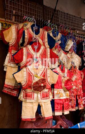 Thailand, Bangkok, Kleidung der chinesischen Kinder auf einer Straße in Chinatown Abschaltdruck Stockfoto