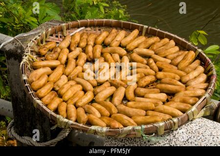 Thailand, Provinz Chanthaburi, Bananen trocknen in der Sonne Stockfoto