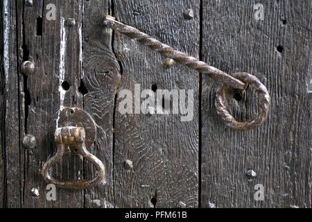 Eisen Griffe an alte Holztür, close-up Stockfoto