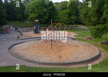 Ausrüstung in einem Spielbereich für Kinder in einem öffentlichen Park im Roath, Cardiff, Wales Stockfoto