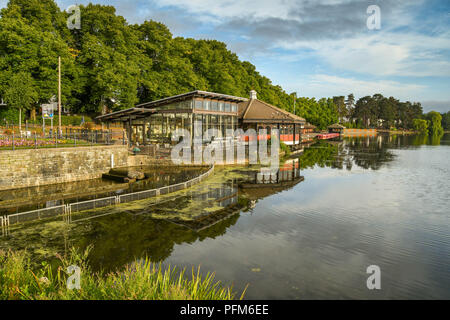 Das Cafe und Boot Haus Roath Park See in einem Vorort von Cardiff, Wales. Stockfoto