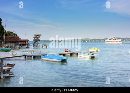 Utting am Ammersee: Ammersee, Fahrgastschiff "utting", Boot, Segelboot, historischen Holz- Sprungturm, Taucher, Badegast, Badestrand, Lido, Oberb Stockfoto