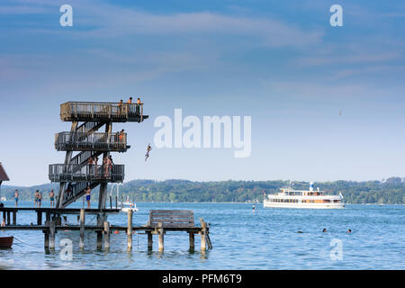 Utting am Ammersee: Ammersee, Fahrgastschiff "utting", Boot, Segelboot, historischen Holz- Sprungturm, Taucher, Badegast, Badestrand, Lido, Oberb Stockfoto