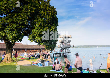 Utting am Ammersee: Ammersee, historischen Holz- Sprungturm, Taucher, Badegast, Badestrand, Lido, Oberbayern, Oberbayern, Bayern, Bayern, Ge Stockfoto