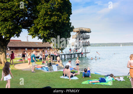 Utting am Ammersee: Ammersee, historischen Holz- Sprungturm, Taucher, Badegast, Badestrand, Lido, Oberbayern, Oberbayern, Bayern, Bayern, Ge Stockfoto