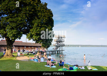 Utting am Ammersee: Ammersee, historischen Holz- Sprungturm, Taucher, Badegast, Badestrand, Lido, Oberbayern, Oberbayern, Bayern, Bayern, Ge Stockfoto