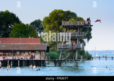 Utting am Ammersee: Ammersee, historischen Holz- Sprungturm, Taucher, Badegast, Badestrand, Lido, Oberbayern, Oberbayern, Bayern, Bayern, Ge Stockfoto