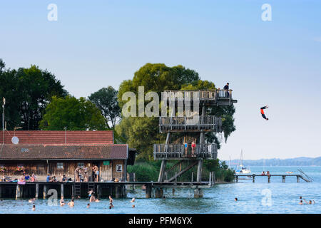 Utting am Ammersee: Ammersee, historischen Holz- Sprungturm, Taucher, Badegast, Badestrand, Lido, Oberbayern, Oberbayern, Bayern, Bayern, Ge Stockfoto